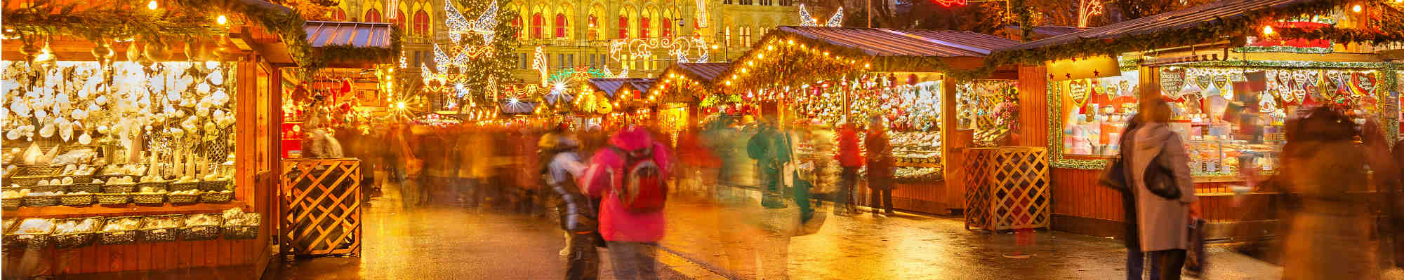 Advents Weihnachtsmarkt am Abend mit beleuchteten Marktständen