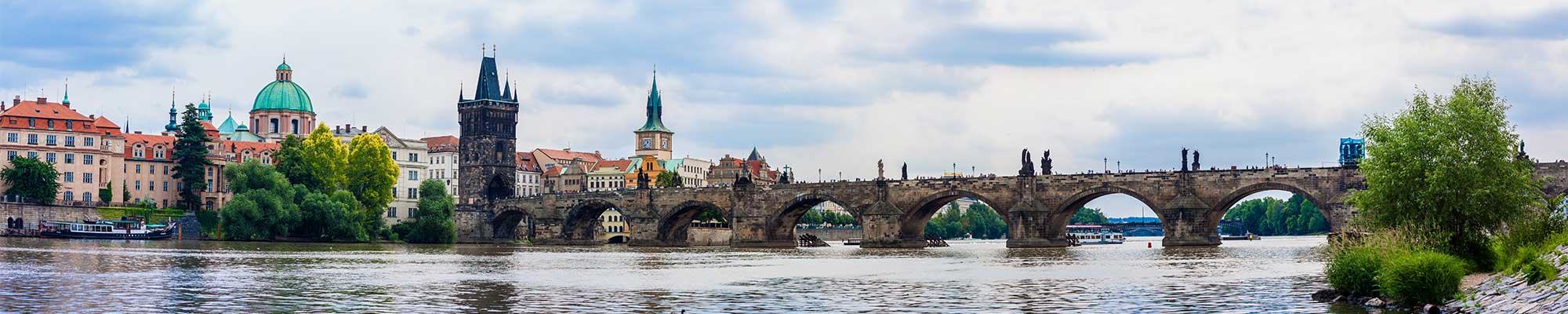 Altstadt von Prag mit Brücke und Fluss im Vordergrund