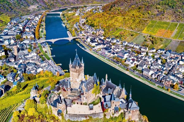 Die Stadt Reichsburg von oben, durchquert vom Fluss Mosel